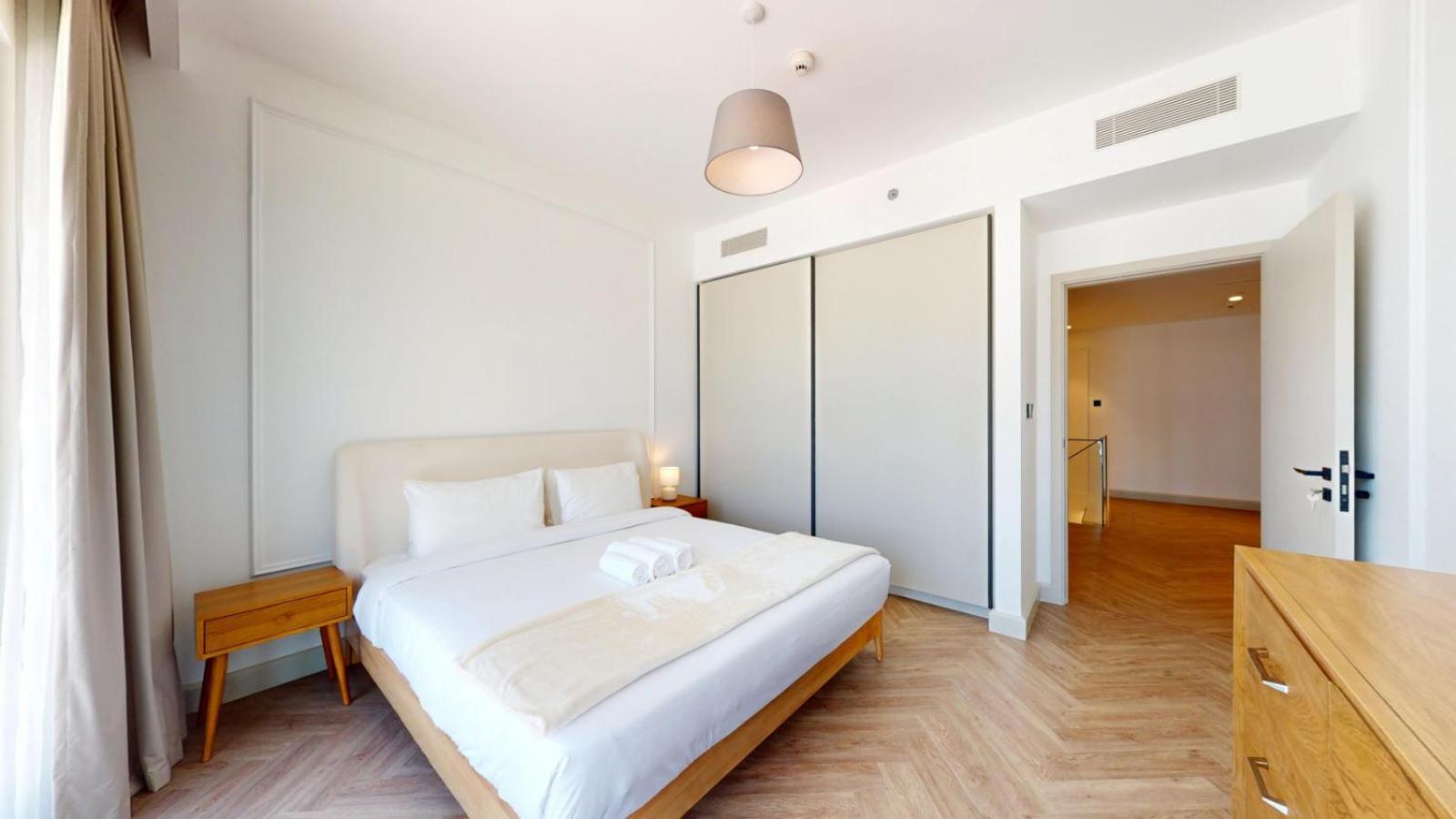 Marina Vista - Immaculate Three Bed With Sea Views Apartment