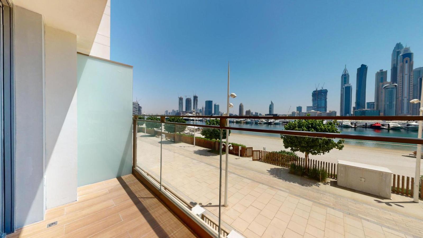 Marina Vista - Immaculate Three Bed With Sea Views Apartment *